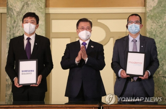 22일(현지시간) 워싱턴 한 호텔에서 열린 '한미 백신 기업 파트너십 행사'에서 문재인 대통령이 참석한 가운데 백신 위탁 생산 계약 MOU(양해각서) 체결식이 진행되고 있다. 존 림(맨 왼쪽) 삼성바이오로직스 대표, 문 대통령, 스테판 반셀 모더나 CEO. 연합뉴스